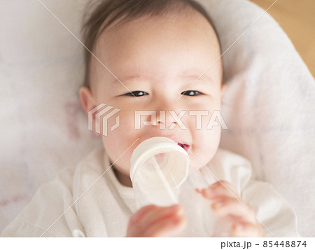 ミルクを飲み干すハーフの赤ちゃん 85448874