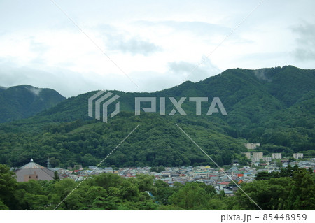 (会津)鶴ヶ城から見下ろす会津若松市の町並み(小田山方向) (会津)鶴ヶ城から見下ろす会津若松市の町並み(小田山方向) 85448959