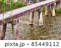 京都市東山区の白川に掛かる一本橋のクローズアップ 85449112