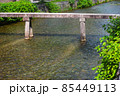 京都市東山区の白川に掛かる一本橋のクローズアップ 85449113
