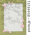 桜のシルエットが写る和紙とタタミ、散りゆく桜の花びら 85449151