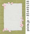 桜の花びらで飾る、タタミと和紙の背景 85449158