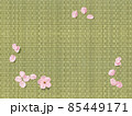 桜の花びらが散る、タタミの和風背景 85449171