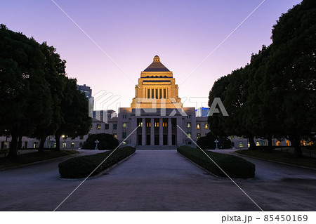 東京都千代田区 夕暮れの国会議事堂 85450169