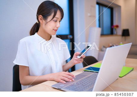 パソコンとスマートフォンを操作する女性 85450307
