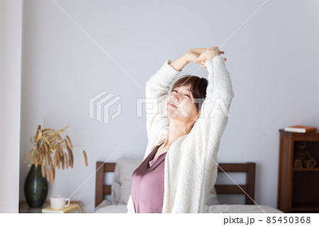 背伸びをする女性 背伸びをする女性 85450368