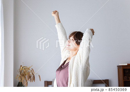 背伸びをする女性 85450369