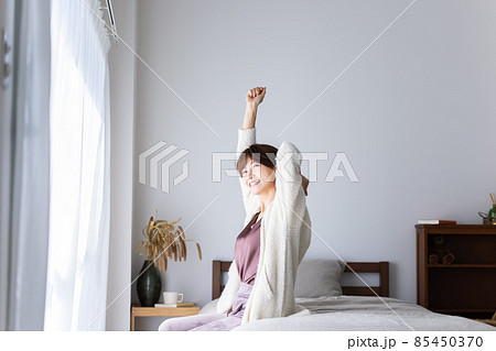 背伸びをする女性 85450370