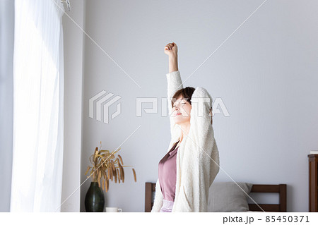 背伸びをする女性 背伸びをする女性 85450371