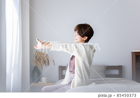 腕を伸ばす女性 85450373