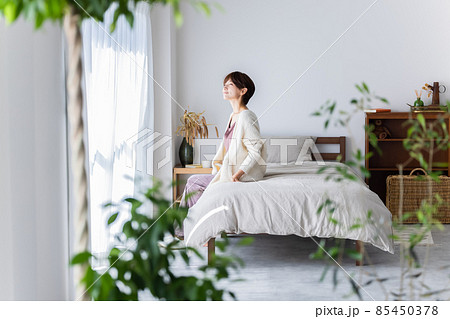 ベッドに座る女性 85450378