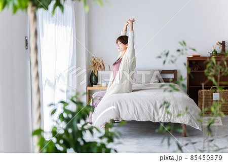 目覚める女性 目覚める女性 85450379