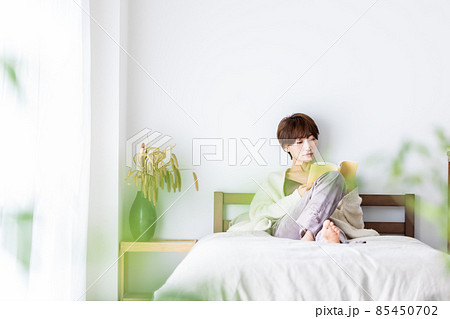 女性　おうち時間 85450702