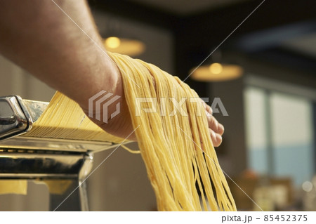 Raw spaghetti 85452375