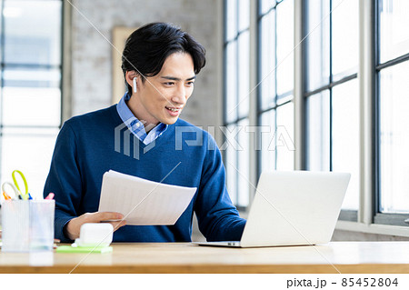 テレワークのミドルの男性 85452804