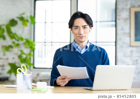 テレワークのミドルの男性 85452805
