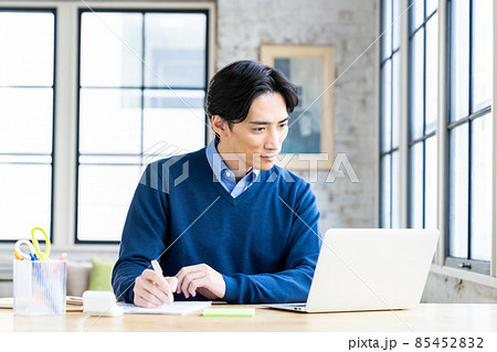 テレワークのミドルの男性 テレワークのミドルの男性 85452832