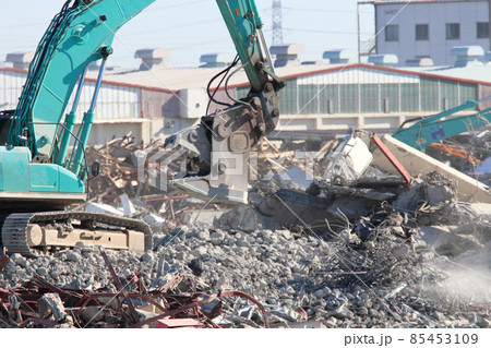 解体　工事　ガレキ　 建物　工場　鉄くず　ユンボ　解体作業　土木作業　パワーショベル  85453109