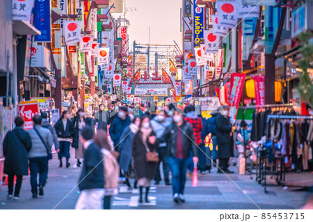 日本の東京都市景観 新年。オミクロン株が世界中を席捲…。賑わうアメ横と並行する「上中」＝1日 85453715