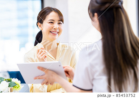 エステサロンで相談する若い女性 エステサロンで相談する若い女性 85453752