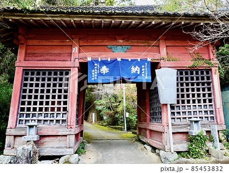 神社の入り口と鳥居 85453832