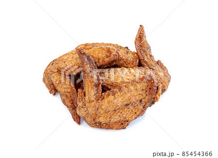 鶏手羽先の唐揚げ、黒コショウがけ【白背景】 鶏手羽先の唐揚げ、黒コショウがけ【白背景】 85454366