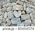 ハートの形をした岩（愛の象徴） 85454574