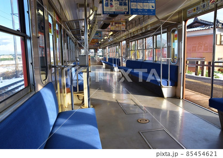 冬の朝の近江鉄道　滋賀 85454621