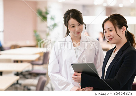 女性医師とビジネスウーマン 85454878