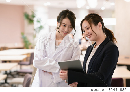 女性医師とビジネスウーマン 85454882