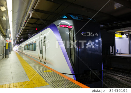停車中のE353系電車 新宿駅 85456192