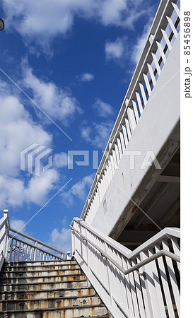 晴れた日の歩道橋 晴れた日の歩道橋 85456898