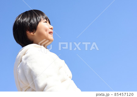 青空と笑顔の男の子の横顔 青空と笑顔の男の子の横顔 85457120