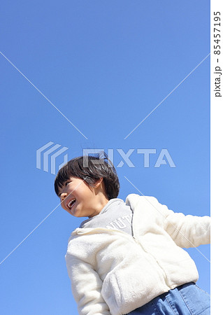 青空と笑顔の男の子 85457195