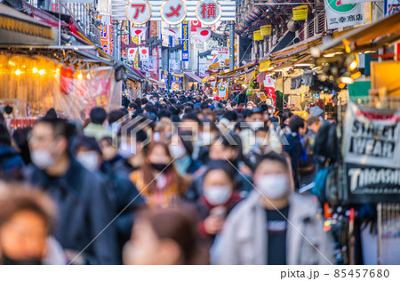 日本の東京都市景観 新年を迎えた東京・アメ横はコロナ禍前と変わらない驚愕の人出。オ株が…=1日 日本の東京都市景観 新年を迎えた東京・アメ横はコロナ禍前と変わらない驚愕の人出。オ株が…=1日 85457680