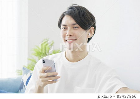 男性 スマホ 音楽を聴く リビング 男性 スマホ 音楽を聴く リビング 85457866