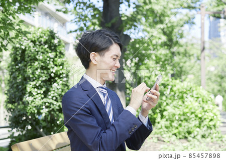 ビジネスマン スマホ 屋外 ビジネスマン スマホ 屋外 85457898