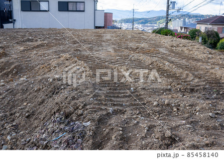 家の建て替えのため更地にした土地 85458140