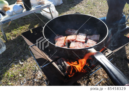 炭火で焼くベーコン 炭火で焼くベーコン 85458329