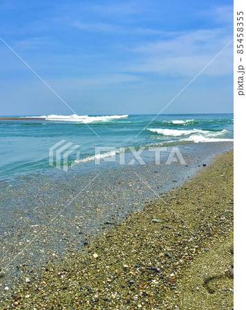 清流・仁淀川が海と出会い白波が立つ風景 清流・仁淀川が海と出会い白波が立つ風景 85458355