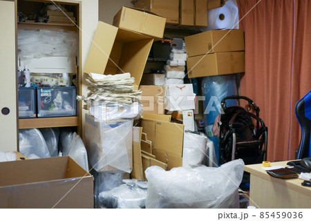 荷物がたくさん積み上げられた散らかった汚い部屋 荷物がたくさん積み上げられた散らかった汚い部屋 85459036