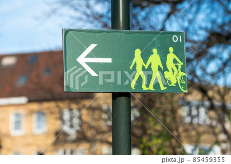 Laeken, Brussels Capital Region - Belgium - 01 01 2022: Sign of the circular green walk, a 63 km walking and biking trail around the city Laeken, Brussels Capital Region - Belgium - 01 01 2022: Sign of the circular green walk, a 63 km walking and biking trail around the city 85459355