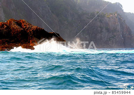 北山崎断崖クルーズ・絶景の北山崎、厳しい波風を感じる波飛沫と大岩・東北・岩手県・田野畑村 85459944