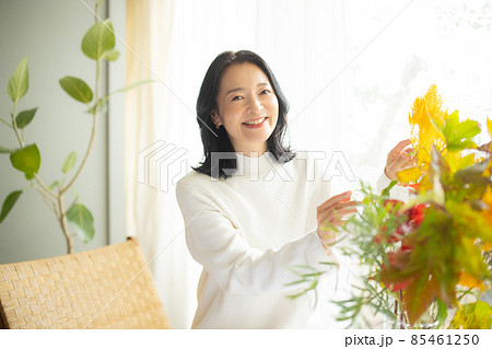 ニットのミドル女性　 85461250