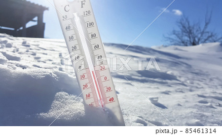 Thermometer in winter in the cold on snow and analyzes low negative air temperatures in clear sunny weather.Meteorological conditions and environmental analysis.Climate change on earth.Northern region Thermometer in winter in the cold on snow and analyzes low negative air temperatures in clear sunny weather.Meteorological conditions and environmental analysis.Climate change on earth.Northern region 85461314