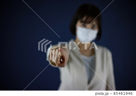 指を差すマスクを着けた女性 指を差すマスクを着けた女性 85461946
