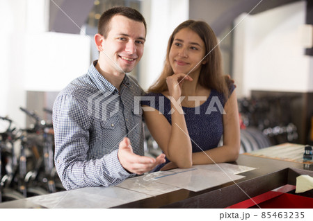 girl with guy hire bikes in the rental salon girl with guy hire bikes in the rental salon 85463235