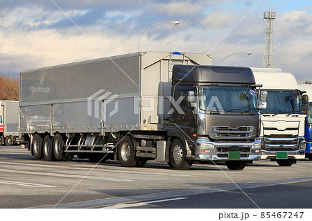 駐車場のトラック　イメージ 85467247