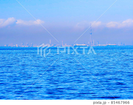 東京湾越しのスカイツリーとウオーターフロント 東京湾越しのスカイツリーとウオーターフロント 85467966