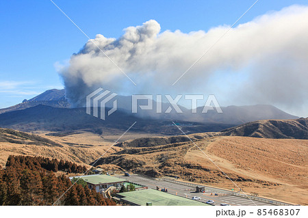 噴煙を上げる阿蘇中岳 85468307